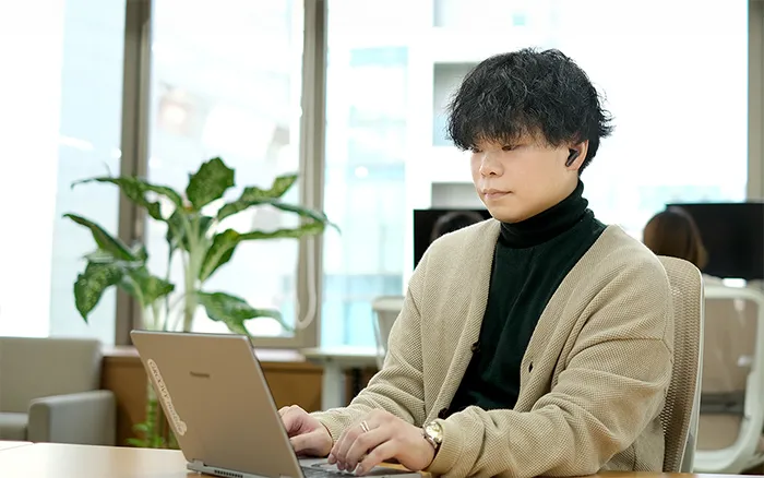 写真 オンラインミーティングをする社員の様子