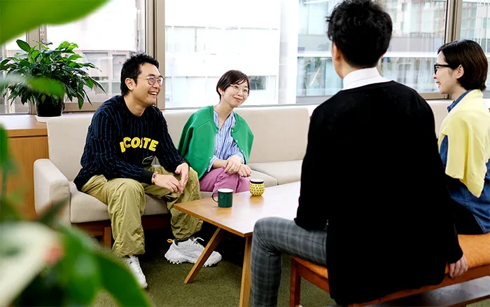 写真 休憩スペースで社員四人が談笑している様子
