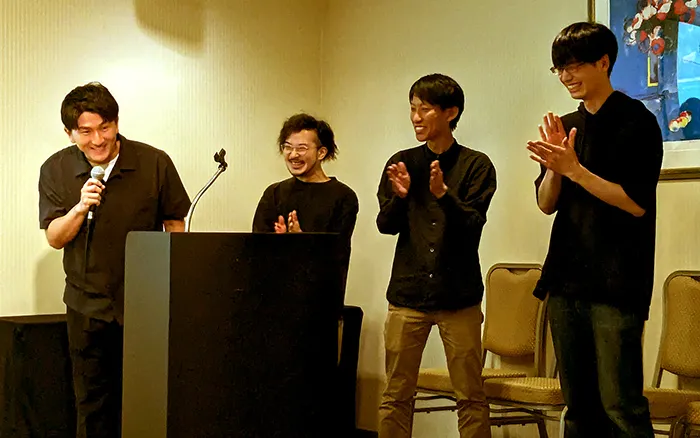 写真　イベントにて社員四名で登壇し発表する様子